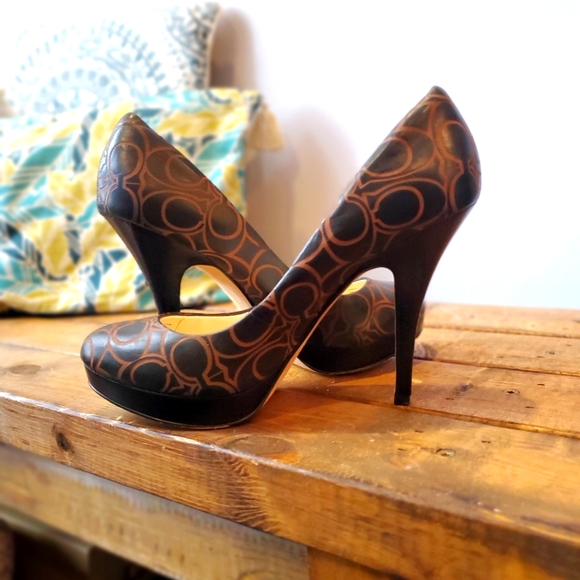 Coach Shoes - HP🎉 Authentic COACH Leather Platform Pumps ~ 7.5